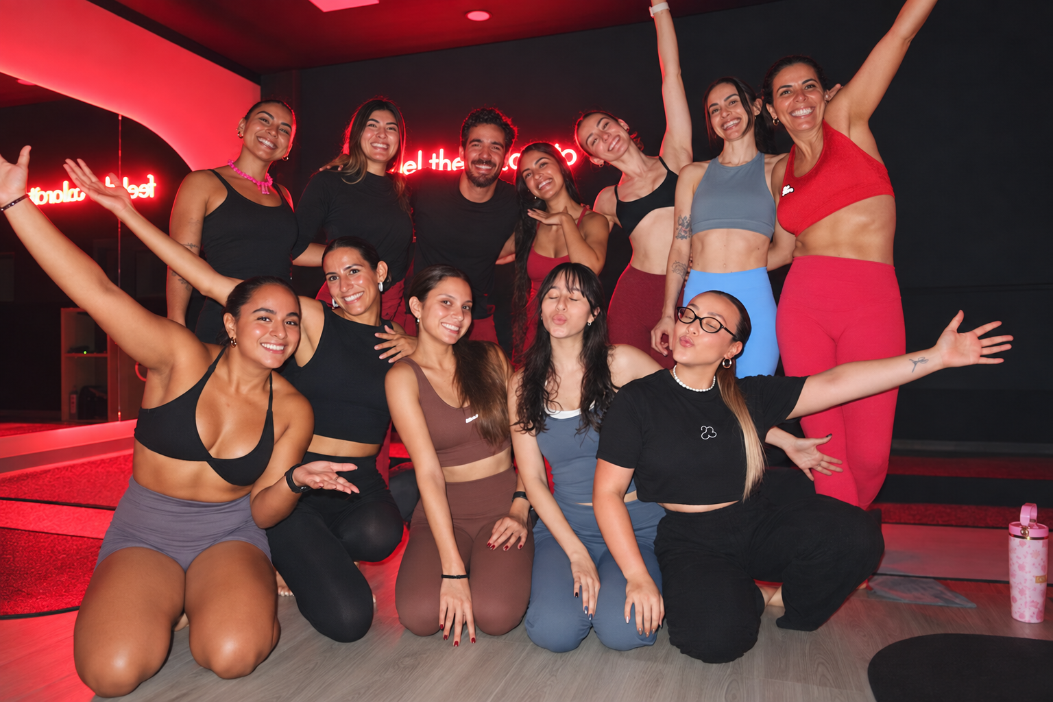 Equipo real de 23 Wellness Social Club reunido en el estudio